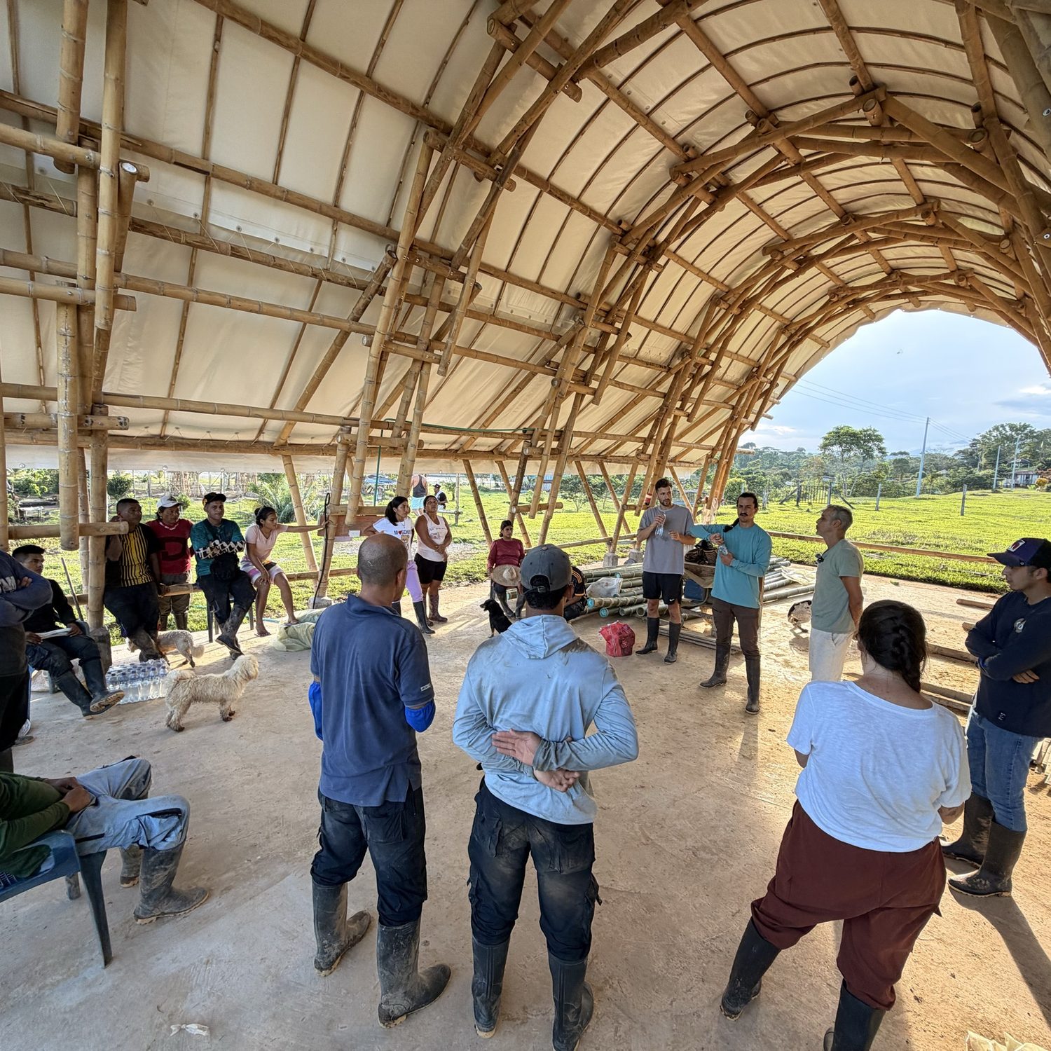 The community of El Diviso gathered under the guadua vault of the cultural center