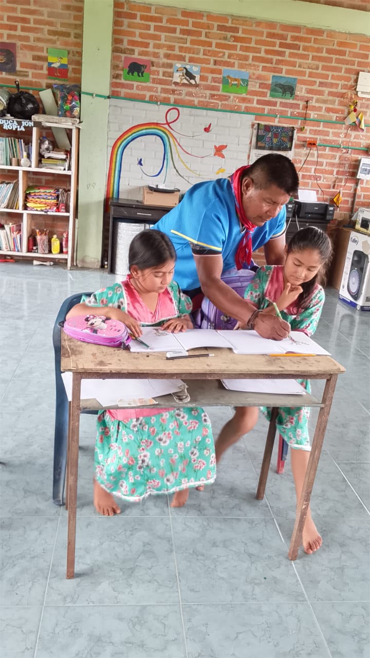 Children back in the reactivated El Diviso school