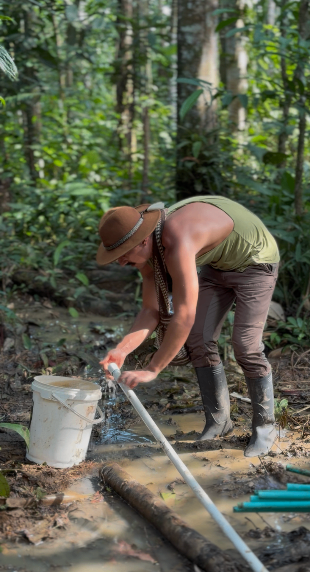 Drilling the 50-meter well in El Diviso