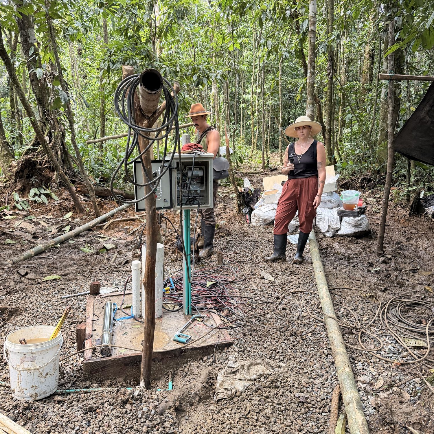 Crew setting the pump at the new well in El Diviso
